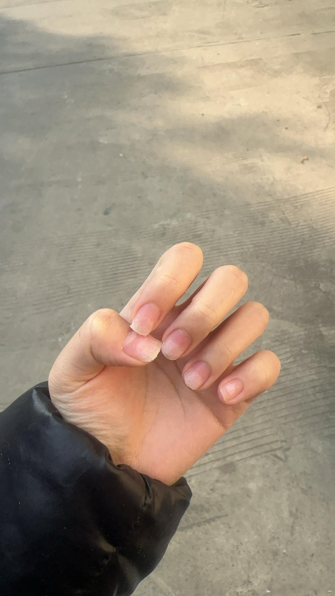 学校里找的美甲店给我卸的指甲。。。。没事多练习下技术吧一碰就要脆气死我了