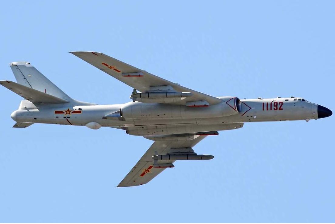 1983年，一架空军轰6在万米高空飞行，突然,一架战机从云里钻出，竟急速撞向轰6