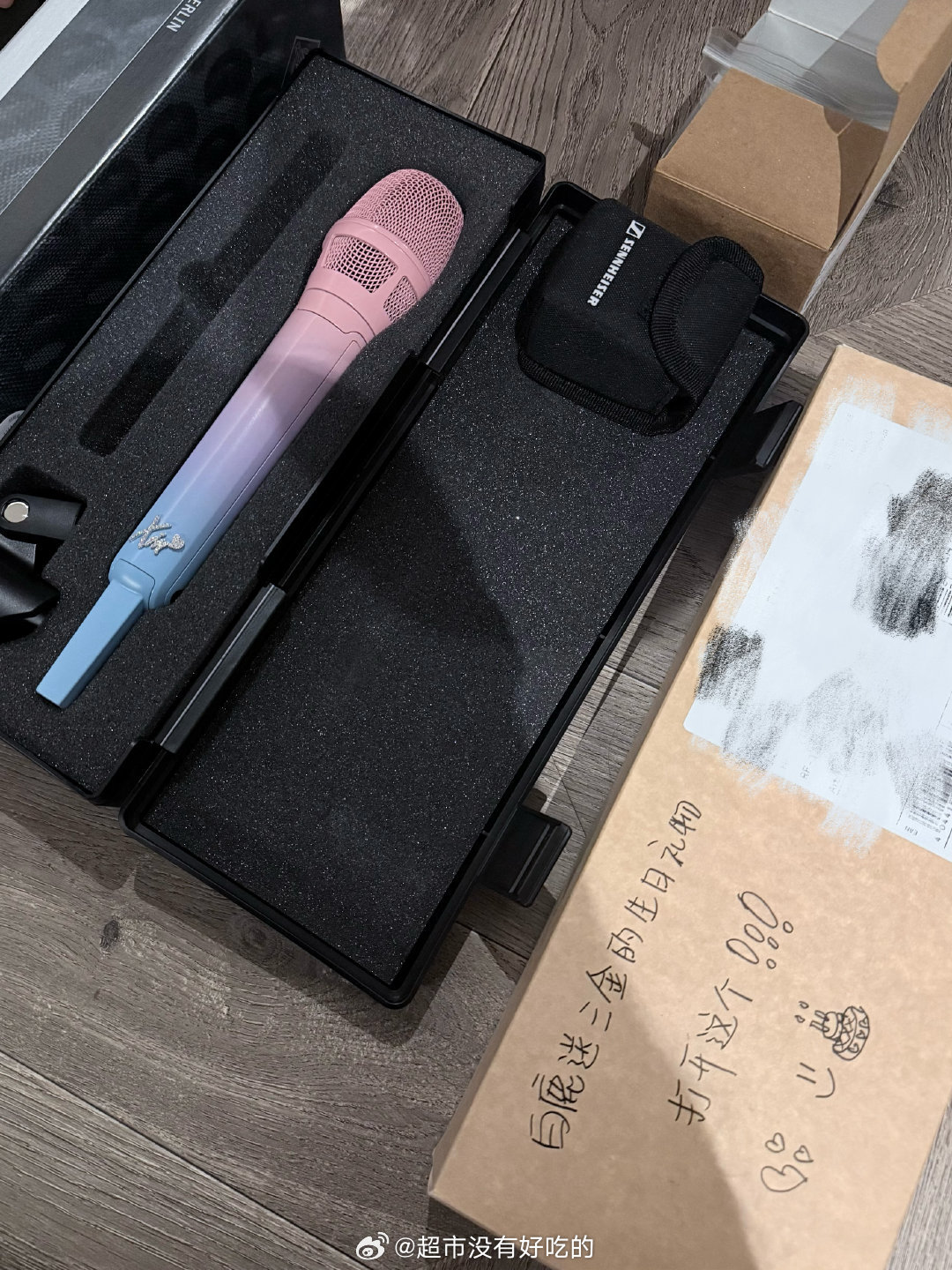 白鹿送给朋友的礼物价值30万➕的定制麦克风对朋友就大方成这样[笑着哭]张鑫晒白