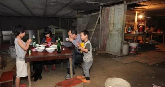 2000年嘉兴桥下一户夫妻常年艰难度日，挤在狭小住处十年生下四个娃，日常和鼠群