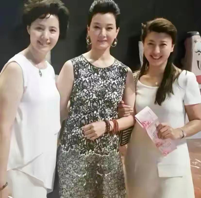 三位美女同框照实在是太美了，实在是太接地气了，我只认识其中一位，她就是宋祖英，