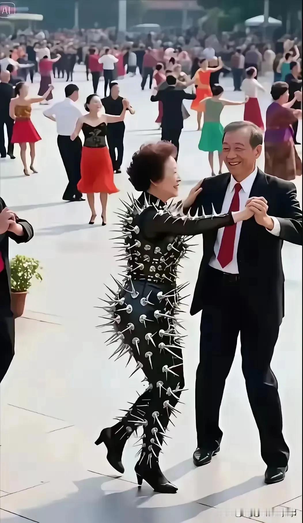 这个老奶奶也是够奇葩的，穿上刺猬一样的衣服在广场上跳舞，这是啥意思呢？这是对大爷