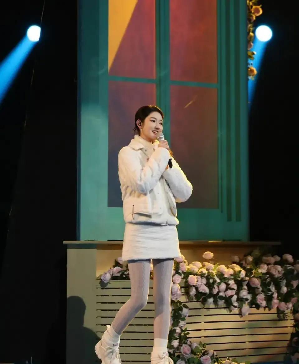 王玉雯跨年夜穿了条米色长裙，头发随便一挽就上台，镜头扫过去像刚下班的女同学。我