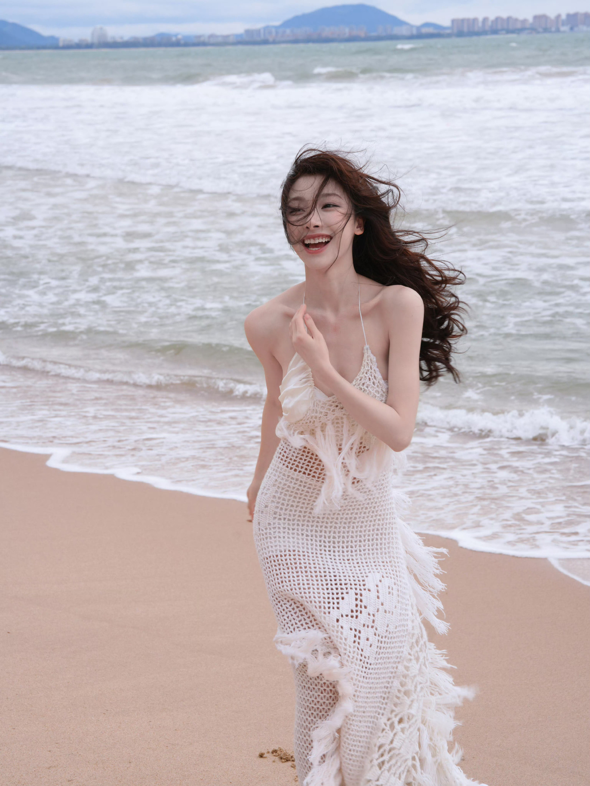 易梦玲，白色长裙穿搭，好柔美好身材。易梦玲