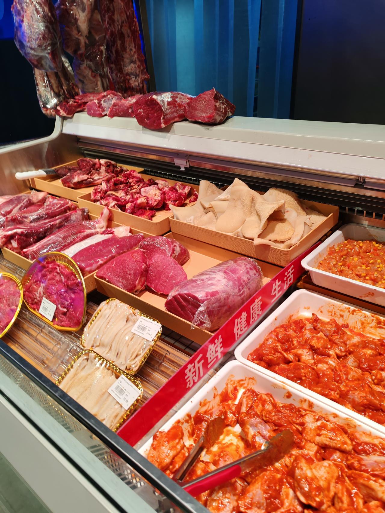 分享一波牛羊肉价1月12日，这是西安经开区内的一家大型商超的肉品专柜，我感觉这