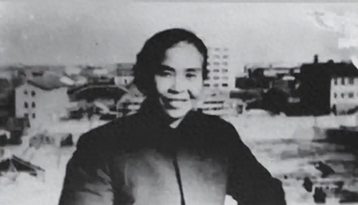 1980年，上海华东医院的病房里，水静看着病床上的贺子珍，轻声问了一句：“大姐，