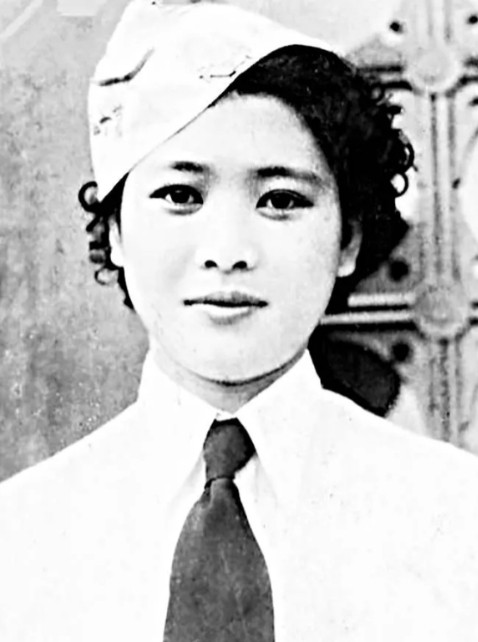 1938年一个深夜，国民党师长范绍增用枪顶着一个女人的头说：“马上离婚嫁给我！”