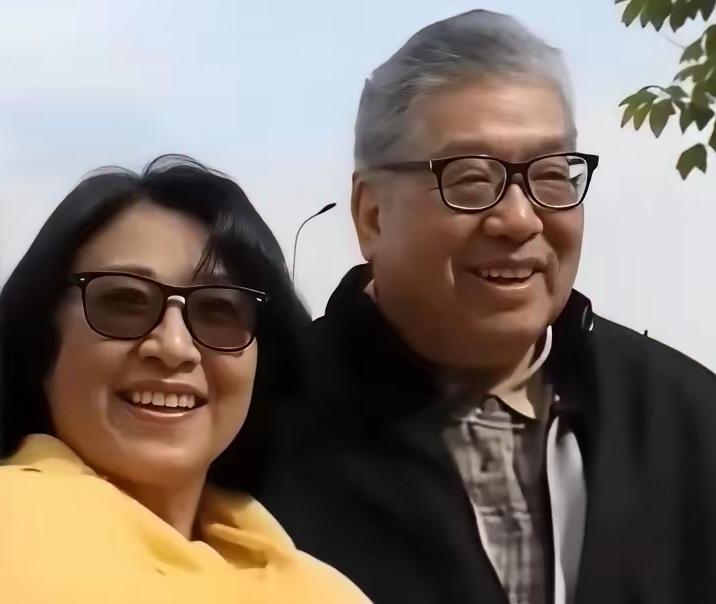李连杰的前妻黄秋燕，过得很富态，总是春风满面的。那一定因为现在的生活稳定又幸福。
