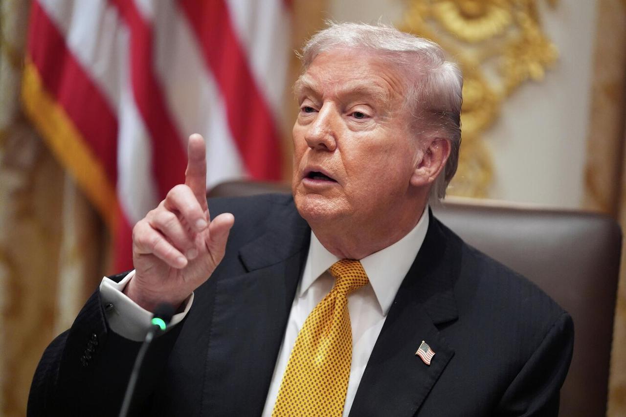 新加坡联合早报发文评论道：“美国如今已更多采行霸道，而非曾经的王道，以致天下猪羊