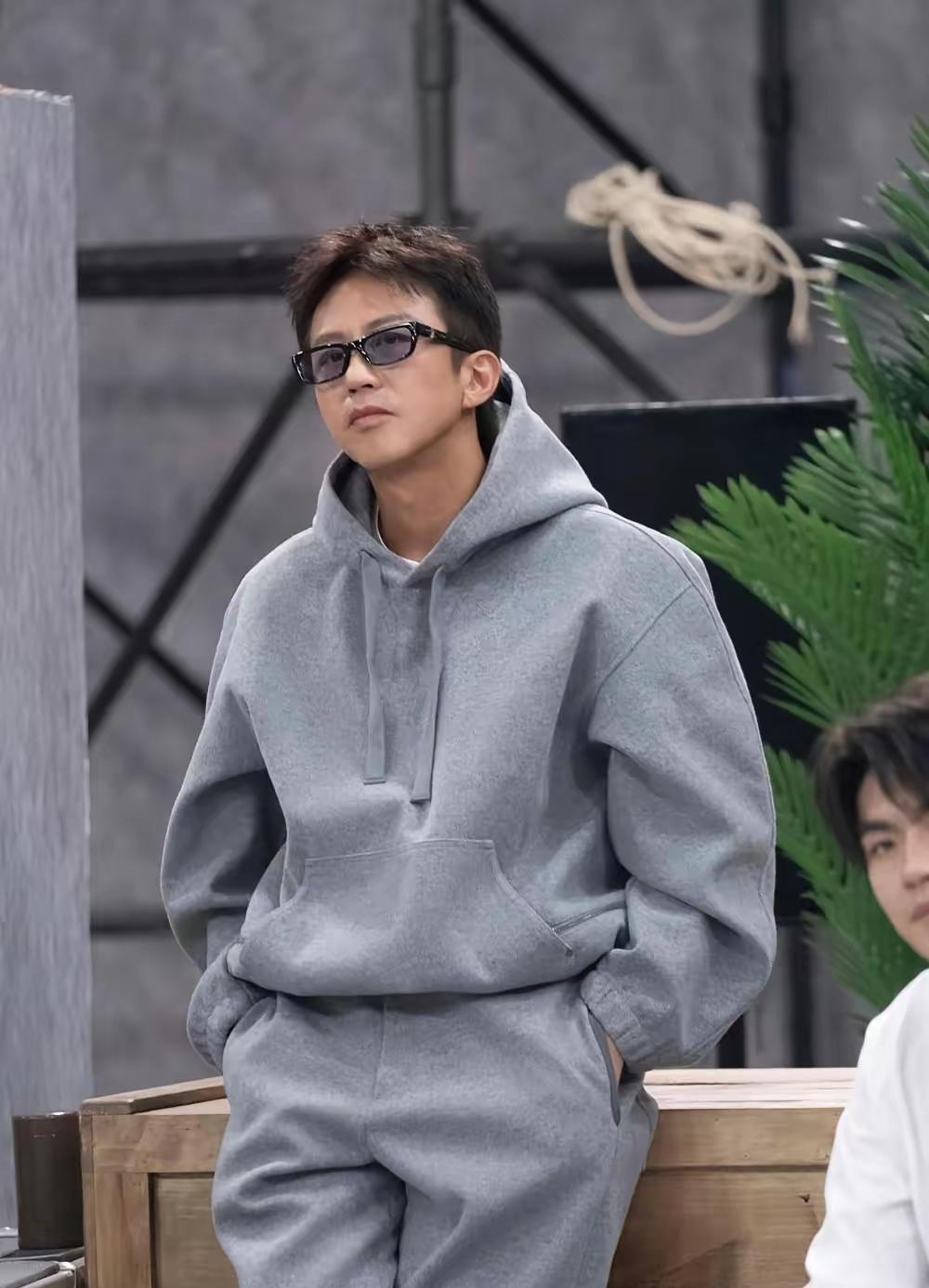 孙俪把餐盘往桌上一放，邓超腰围三天就变了！这可不是饿出来的效果。搁几年前