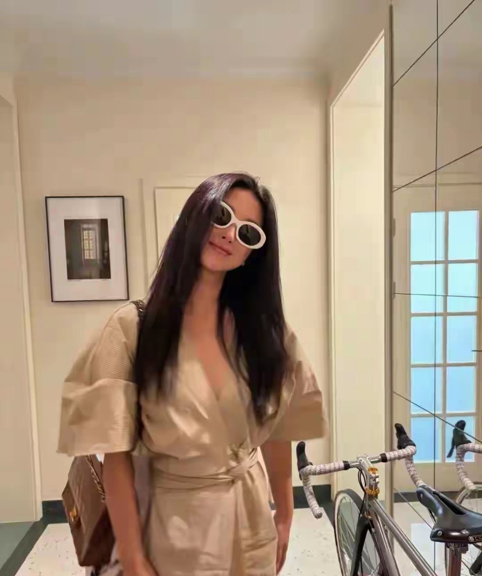 朱珠晒家中午餐，丈夫粉短裤下厨烤牛排，女儿穿搭格外亮眼​