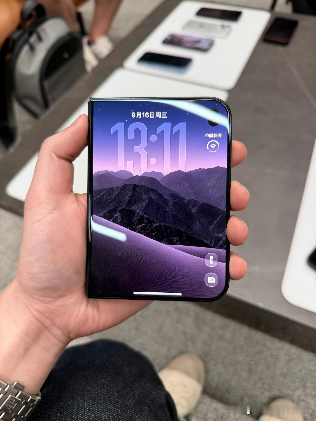 苹果的第一款折叠屏，还没开卖就先防起了黄牛。iPhoneDuo10月1