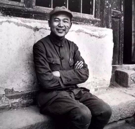 1955年的湖北大悟山村，收音机里播报开国大将授衔名单的声音，让正在搓麻绳的徐文
