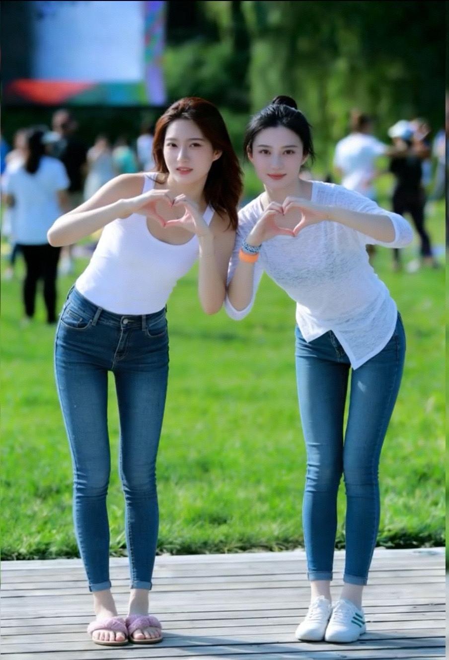 两个闺蜜都是女神级美女