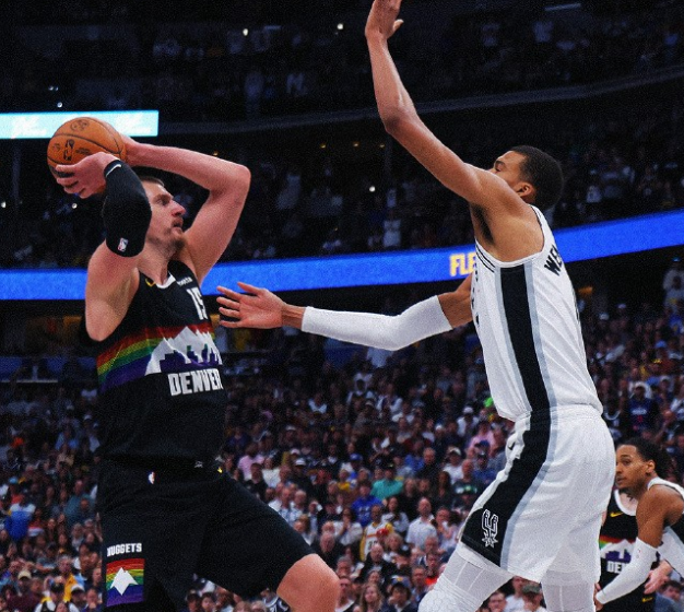 输了掘金，昏天暗地输了这场，什么逆天言论都出来了，季后赛前景也是一片看衰，至