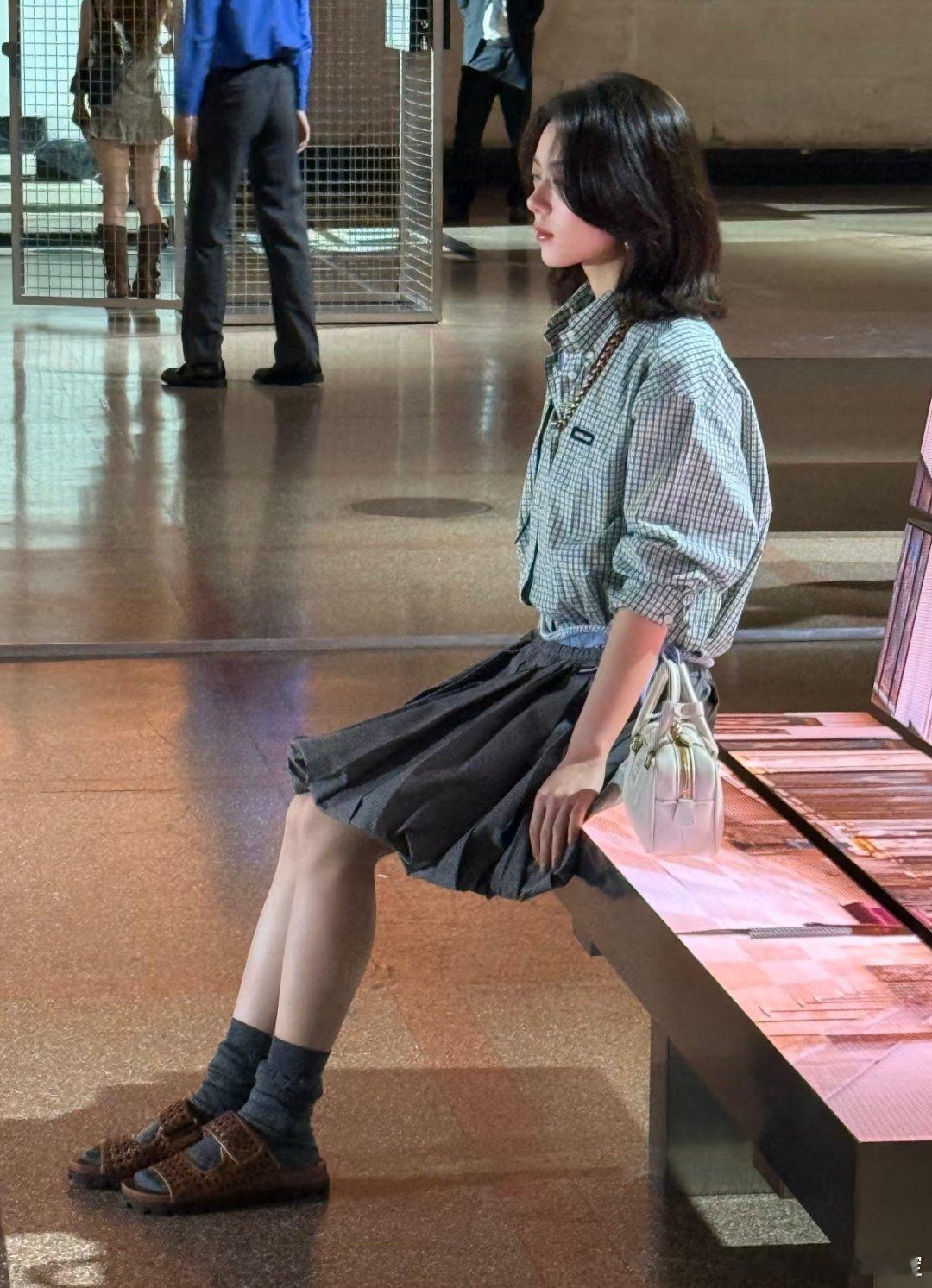 谁给赵今麦选的拖鞋其实单看鞋子还好吧，但和这身衣服放一起真的很违和为什么要给赵今