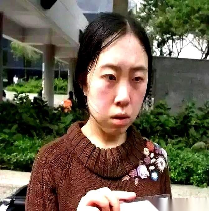 兰州一家超市里，那个弯腰把饮料摆上货架的女人，叫杨丽娟，一个月工资两千出头。十