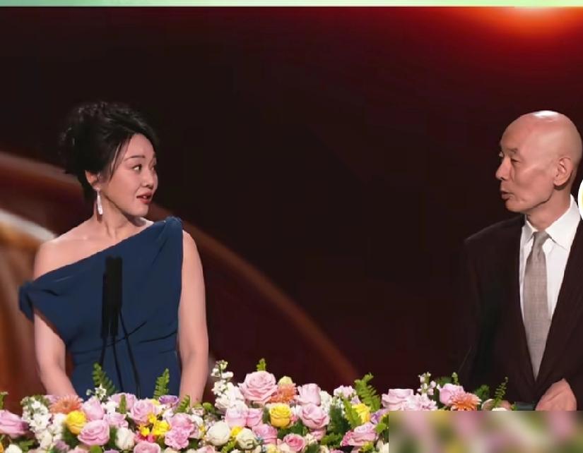 葛优万万没想到，自己的光头，竟被闫妮当众喊成“灯塔”！全场瞬间沸腾。就在昨