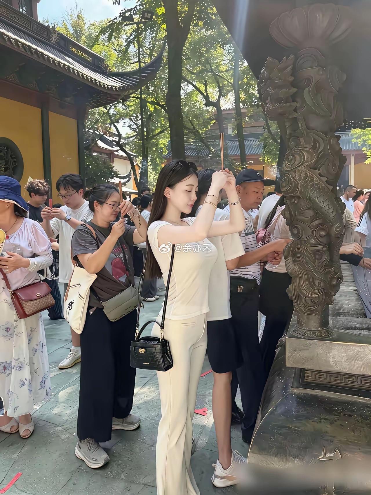很好奇，身材这么好，看气质也应该不差钱，那她到底在求什么？