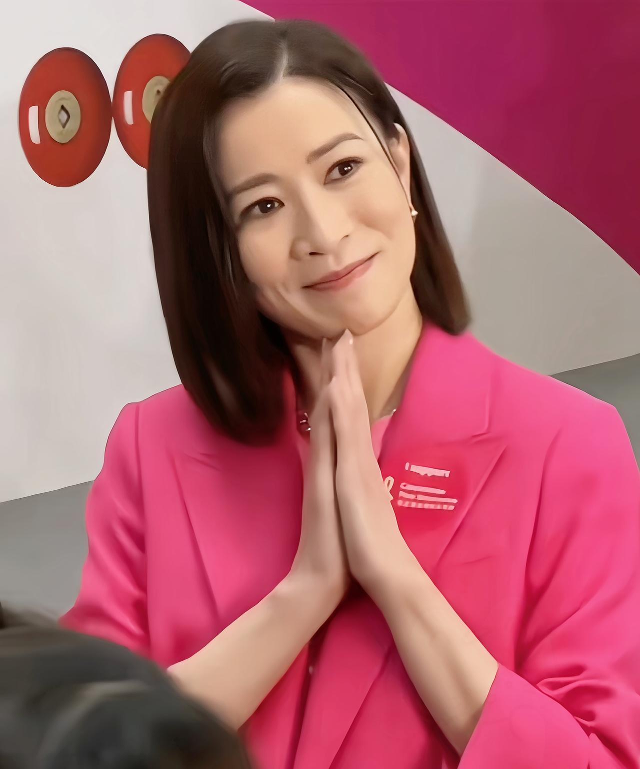 佘诗曼惊艳亮相香港又一城活动现场！她身着一袭粉红装扮，甜美优雅又不失高贵气质，仿