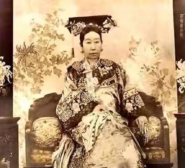 慈禧太后有个亲弟弟，名叫桂祥，他经常把慈禧的赏赐拿去当铺，换成现金去抽大烟！慈禧