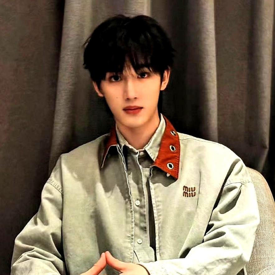 刚刷到丁程鑫这组MiuMiu新图，绝了！他穿了2026春夏系列工装夹克，灰绿