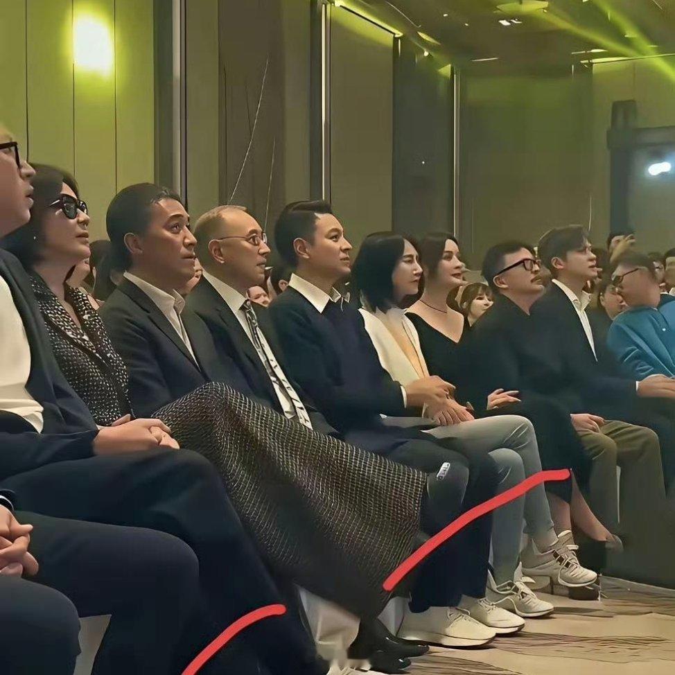 难怪皮鞋厂倒闭了原来有钱人都不穿皮鞋