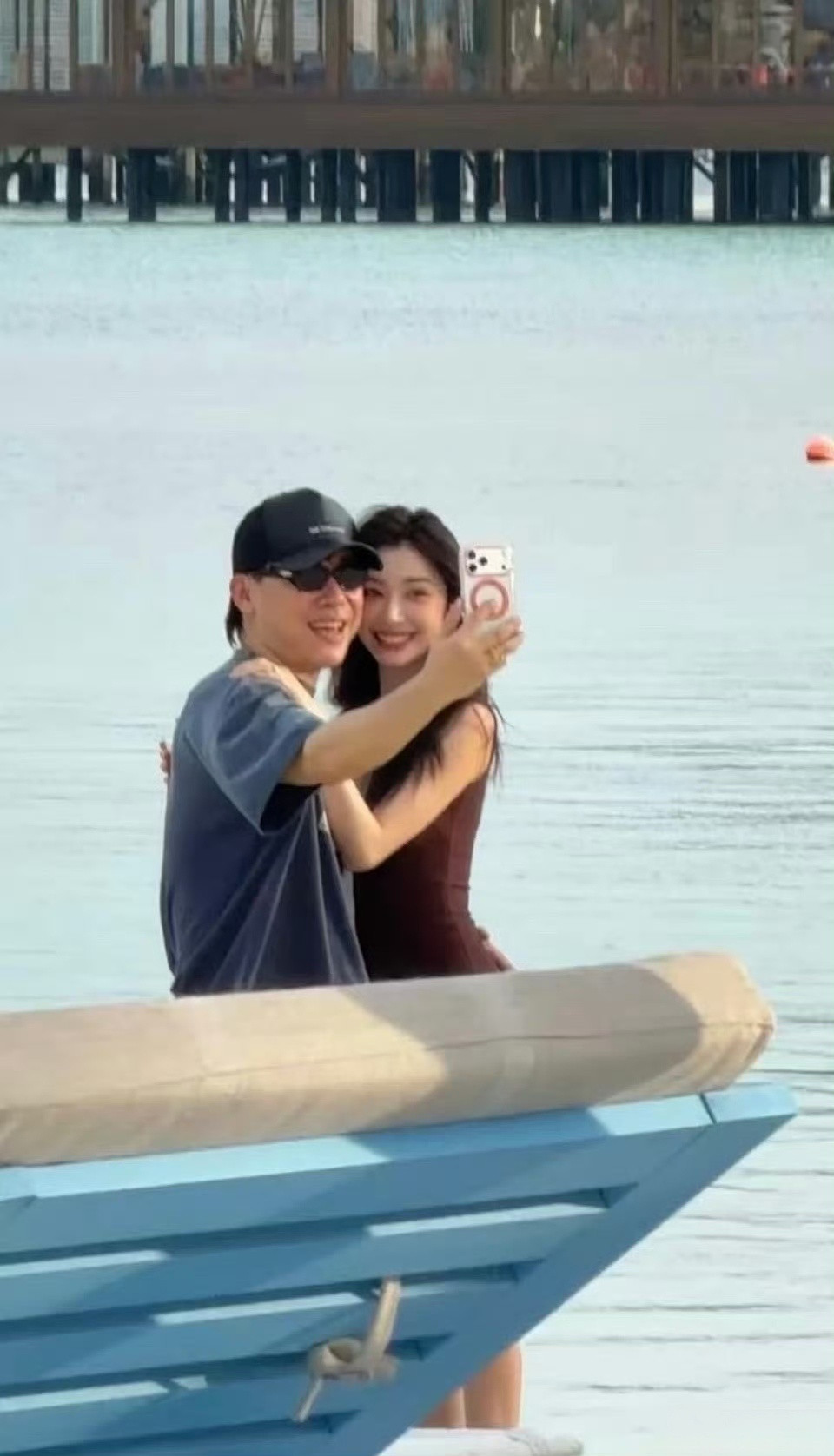 与两个热搜，哪个瓜保真啊？别最后都只是瓜吧……