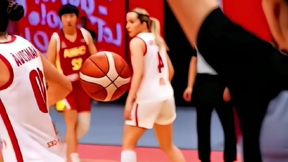 王思雨“借背传球”有尺度这次篮球世界杯预选赛，中国队的表现可圈可