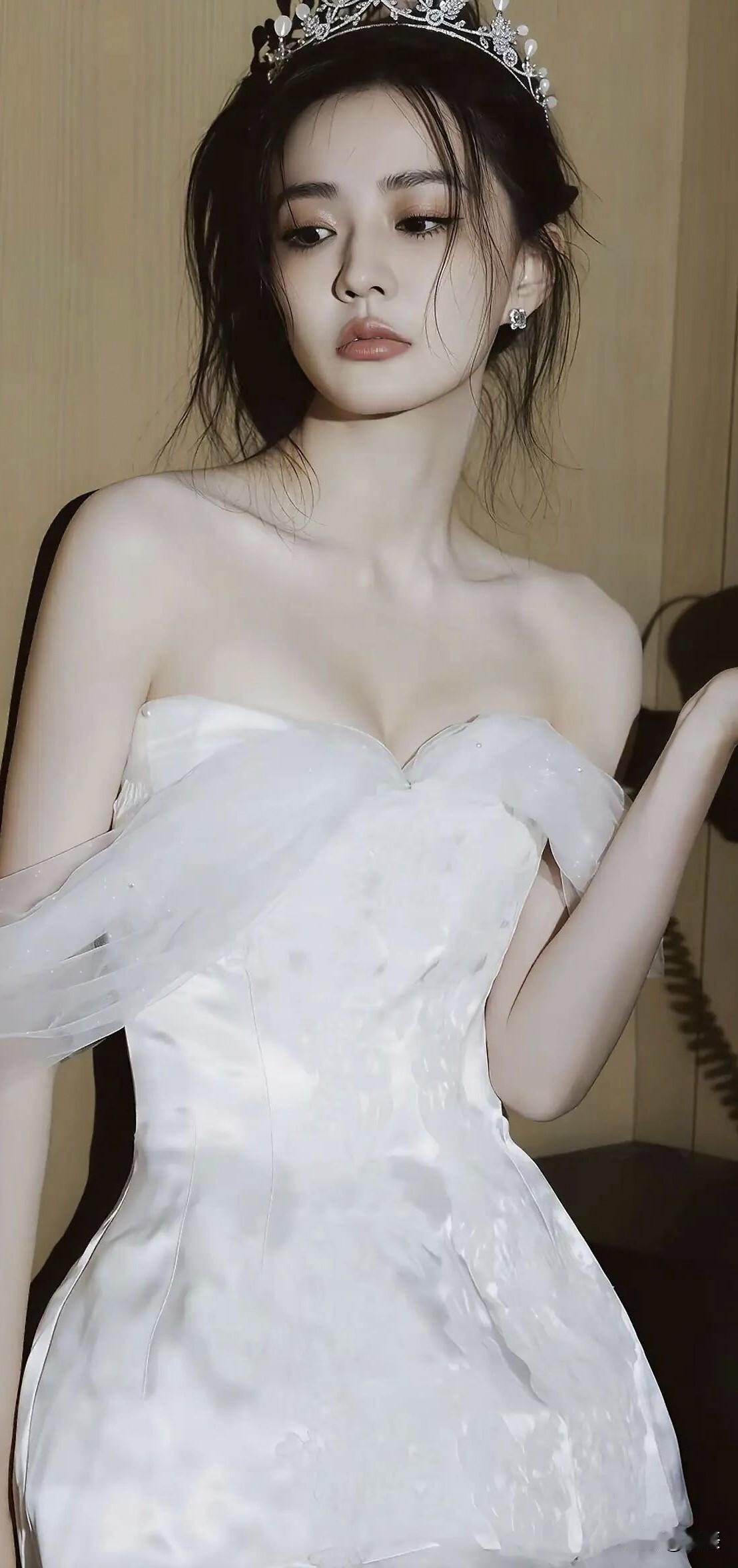 徐璐这组梦幻婚纱照简直绝了，公主风直接拉满！一条蕾丝吊带裙，松松盘起的头发搭配几