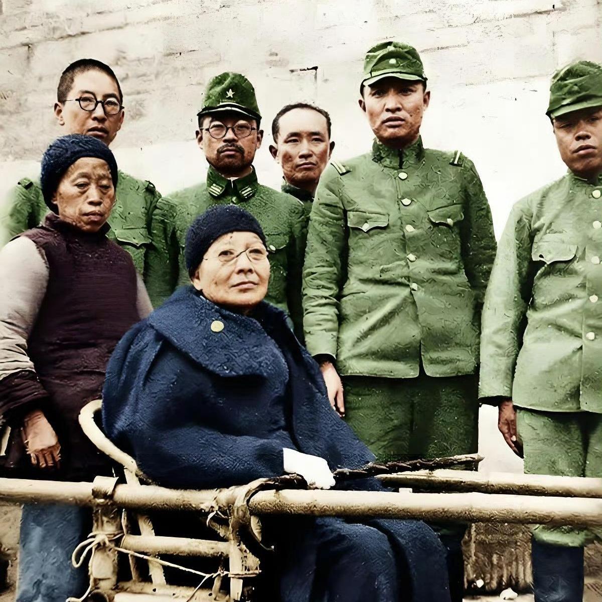 这个让日军“毕恭毕敬”的老太婆，就是汪精卫的姐姐汪兆娥，镜头中的她坐在滑竿上，后