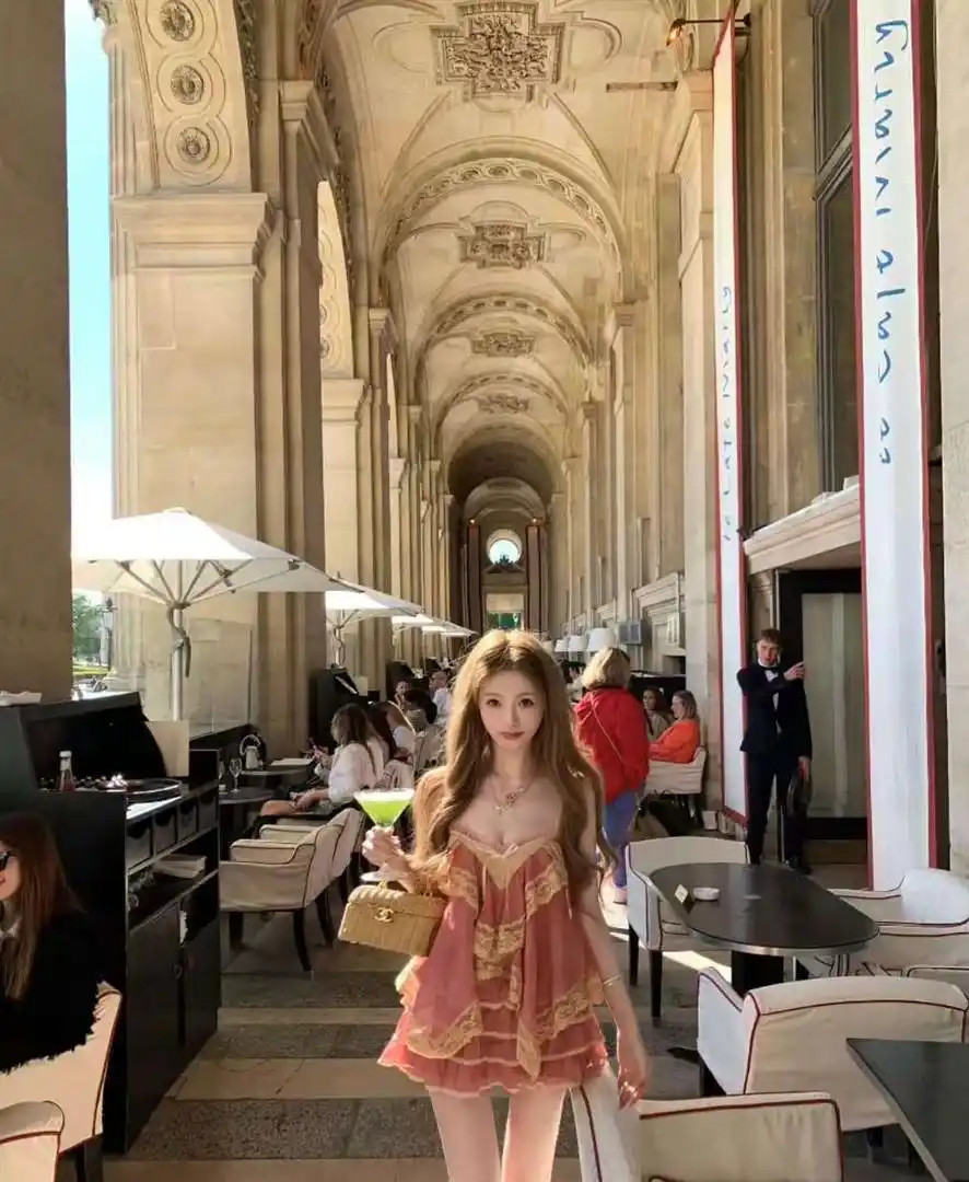 王思聪女友懒懒游南法，芭比颜值穿搭太能打，老外回头率200%
