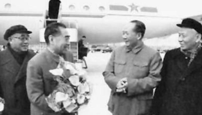 建国后，中央不成文规定：为了保证毛主席的安全，禁止他坐飞机。毛主席多次找空军，要