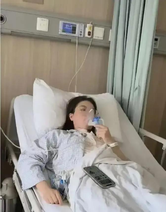 重庆医院输液室里，一个姑娘自己挂着吊瓶点外卖，备注只写放门口。骑手把饭送到，看