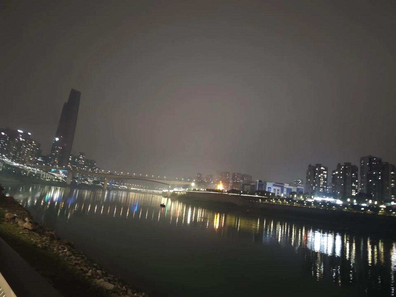 人到中年，谁不是一边扛着担子，一边硬撑着往前走？四十岁这年我终于懂了，日子哪有