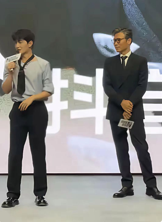 杨洋的身材太尬了总感觉有哪里不对劲，一个男人的腚真大比女人还大，而且这穿衣搭配