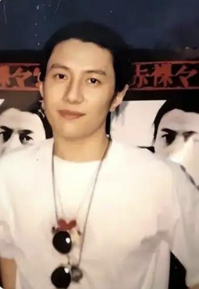郑钧是歌坛第一颜值担当，至今无人撼动。刘芸是郑钧眼中的美女，美女生下了一个完全克