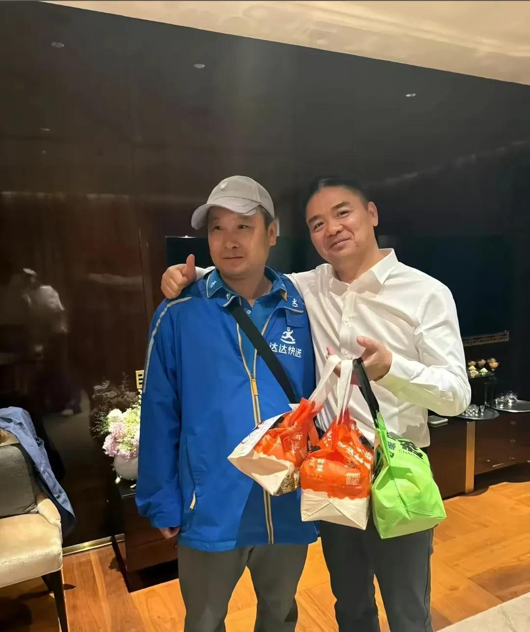 刘强东又点外卖这次跟上次与李斌点外卖不同点完外卖后，还给外卖员小费，而且住的