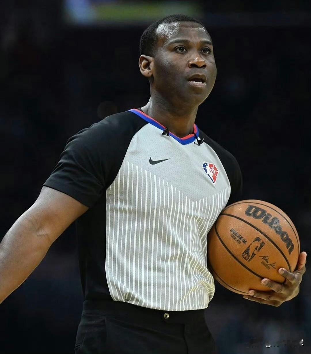 裁判抢戏！今天湖人队惨负火箭队的比赛中，主裁判詹姆斯-威廉姆斯的吹罚尺度引发热议