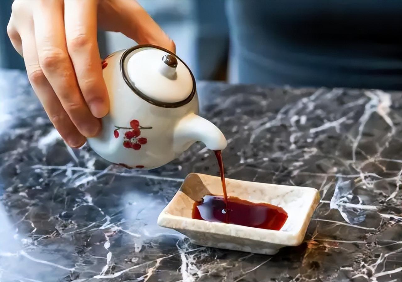 酱油是害人油还容易致癌？告诉你酱油的秘密，买对才健康厨房里几乎离不开酱油，有