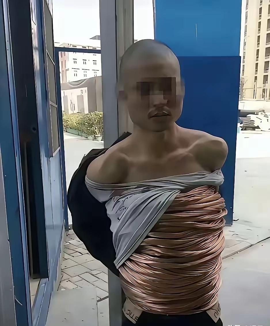 太傻了！这个老哥真是狠人一个！竟然偷铜线绑自己身上！原来这个老哥在工厂里做工，