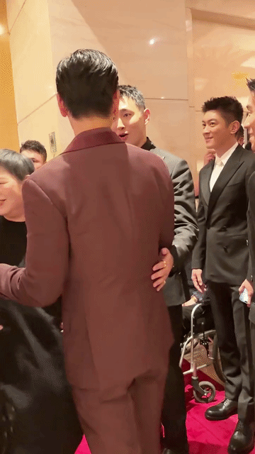 彭于晏人缘这么好的？所有人都等着跟他打招呼？王彦霖抱到彭于晏这么开心的吗？站在那