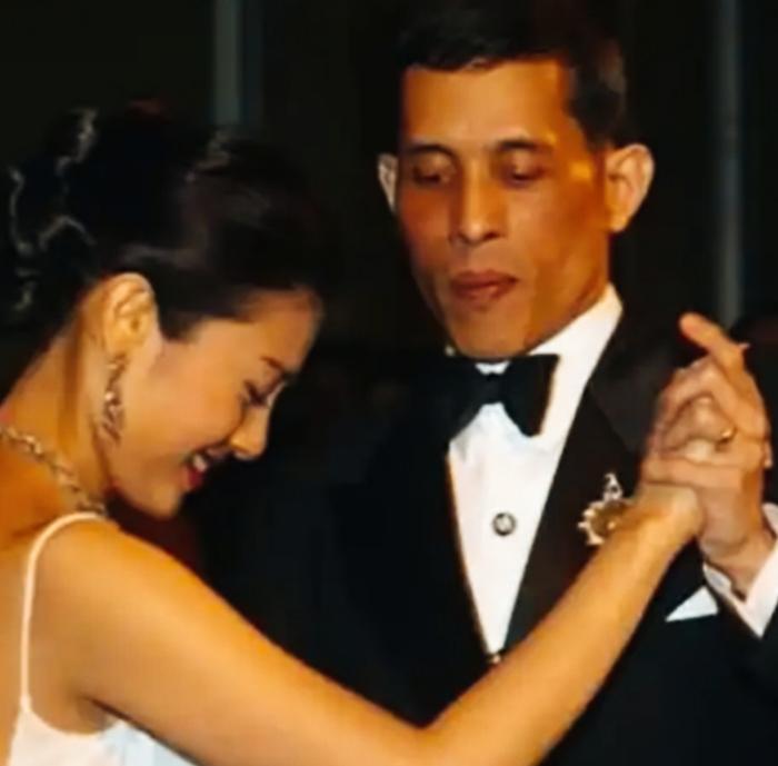 泰国国王和西拉米的幸福时光！两人一起跳舞，应该配合很默契吧！西拉米颜值非常漂