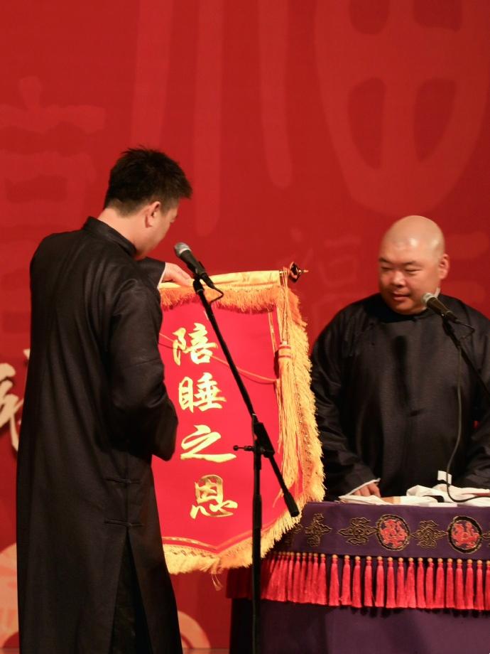 深夜！德云社当红相声演员张鹤伦发文，晒出了济南专场的观众席照。文案中，张鹤伦提到