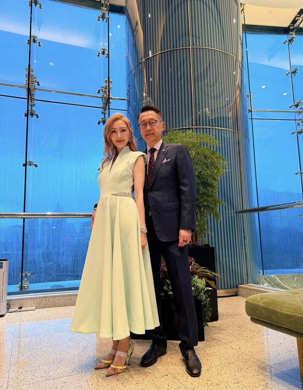 6月19日，李嘉欣晒与老公许晋亨合影，一对超恩爱的名人夫妻。若说一心寻求真爱