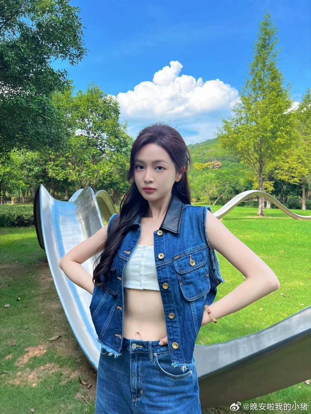 吴宣仪今日营业牛仔套装造型，大秀好身材​​​