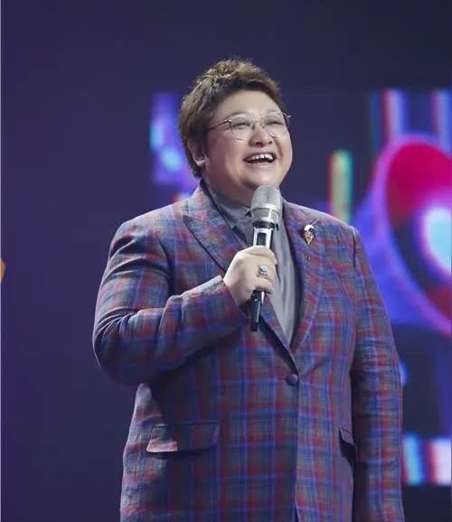 韩红在综艺现场摔话筒了！就在昨天录制《闪光的夏天2》终极大秀时，户外高温