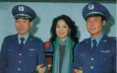 1983年，曾叛逃到台湾的飞行员王学成结婚了，在婚礼上，王学成笑得满脸灿烂，开心