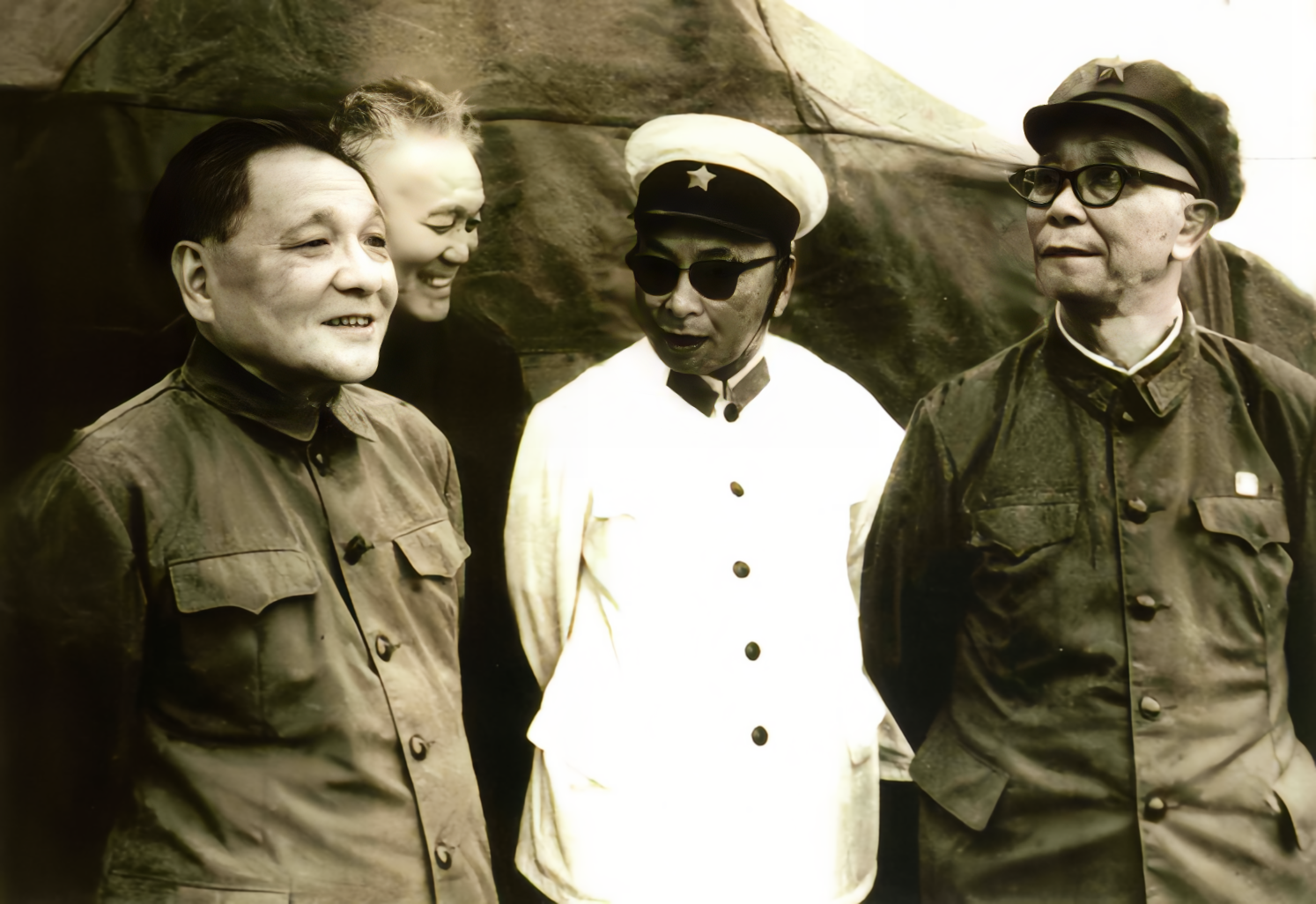 1980年海军司令员叶飞上将，突然心肌梗塞住进了医院。海军机关有同志到医院探望叶