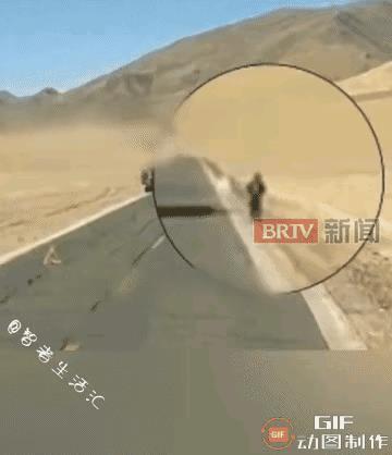 惊呆所有人：“雪中送炭！”西藏阿里无人区，男子在马路边伸手拦截行驶中的车辆，司机